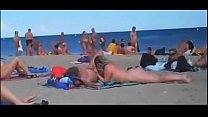 Мамка вуаеристка мастурбирует на пляже